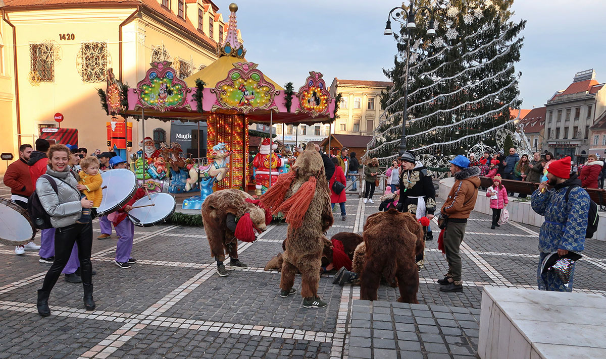 Als Bären verkleidete Menschen auf dem Marktplatz von Brasov