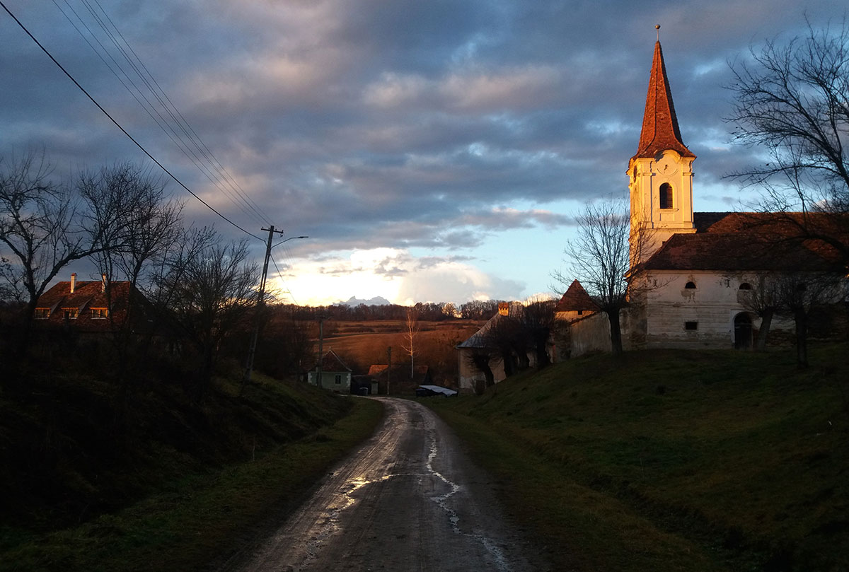 Dorfstraße mit Kirche