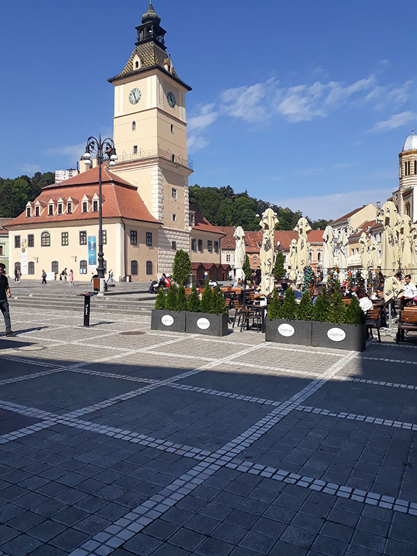 Marktplatz mit Rathaus im hintergrund
