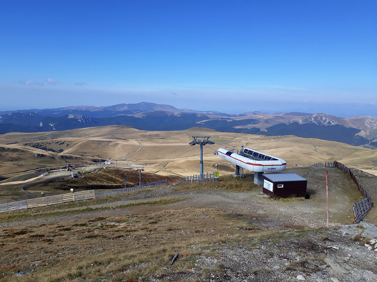 obere Seilbahnstation mit Bergen im Hintergrund