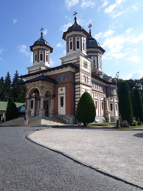 orthodoxe Kirche mit drei Türmen