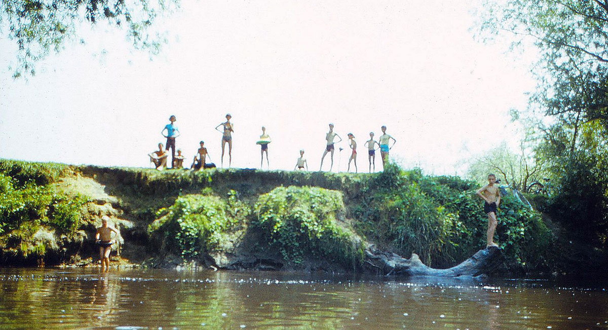Kinder stehen an der Uferböschung