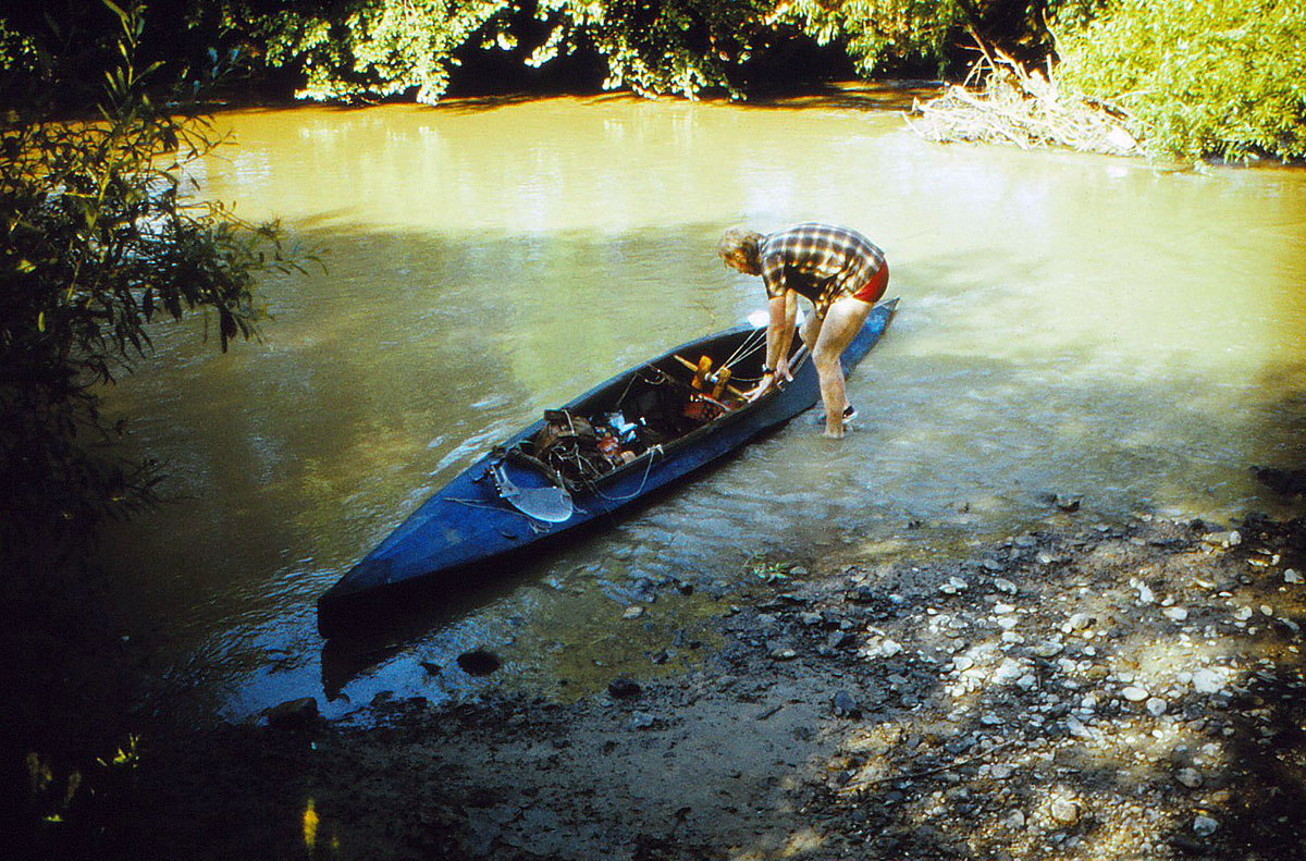 Paddler zieht gekentertes Boot aus dem Wasser