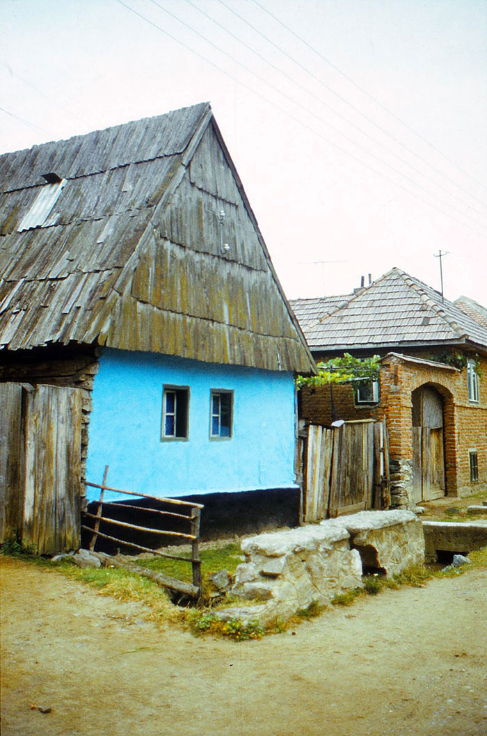 blaues Bauernhaus mit Holzdach