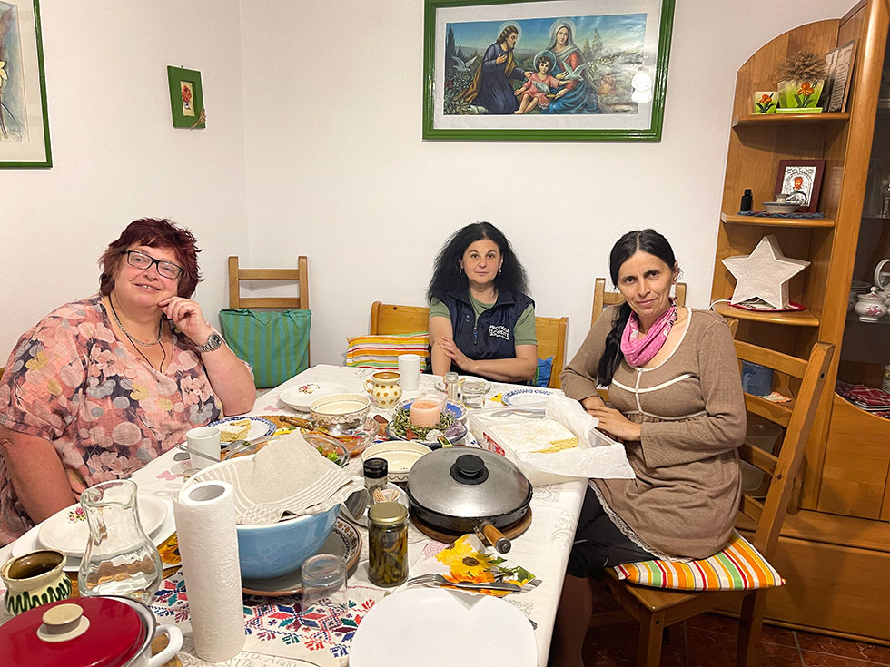 3 Frauen sitzen an einem Tisch