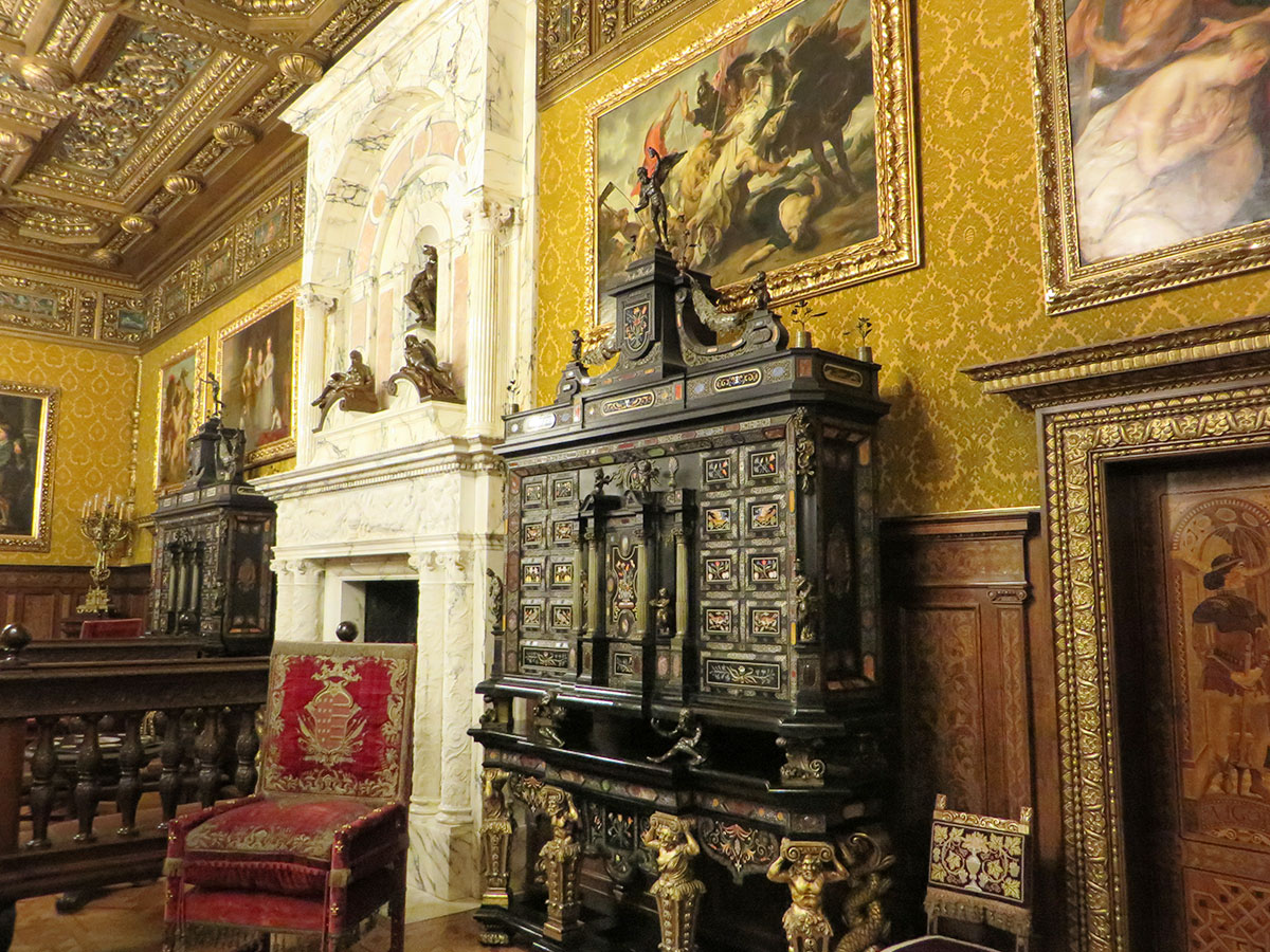 verzierte Komode und Kamin