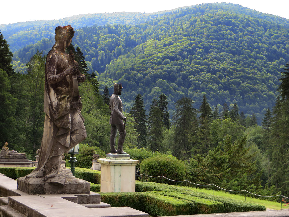 Figuren vor Waldlandschaft