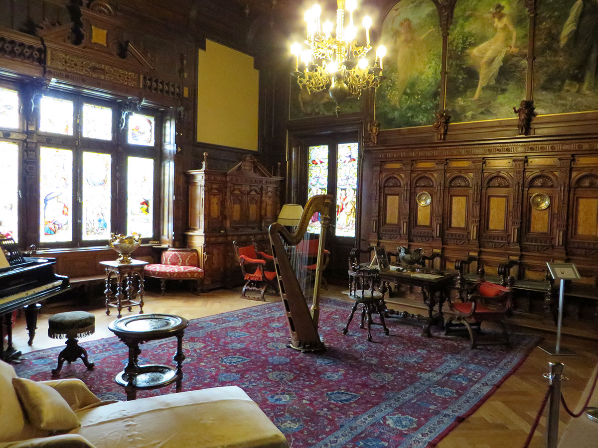 prunkvoller Raum mit Harfe