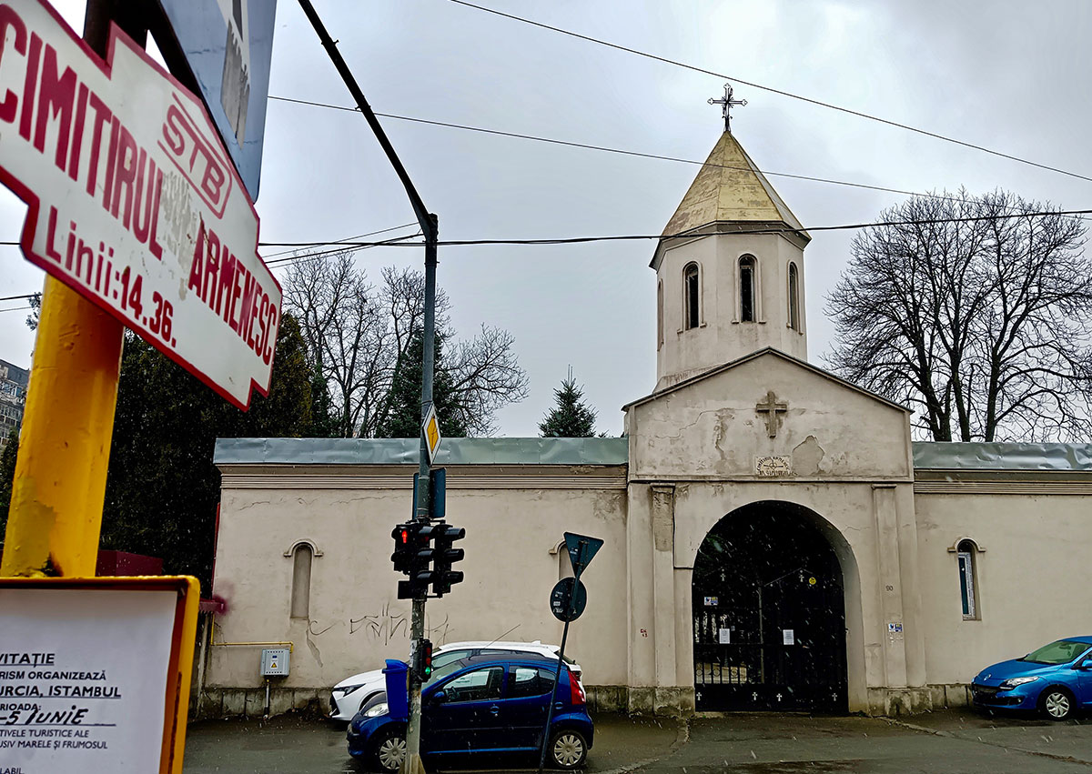 Einganstor des armenischen Friedhofes