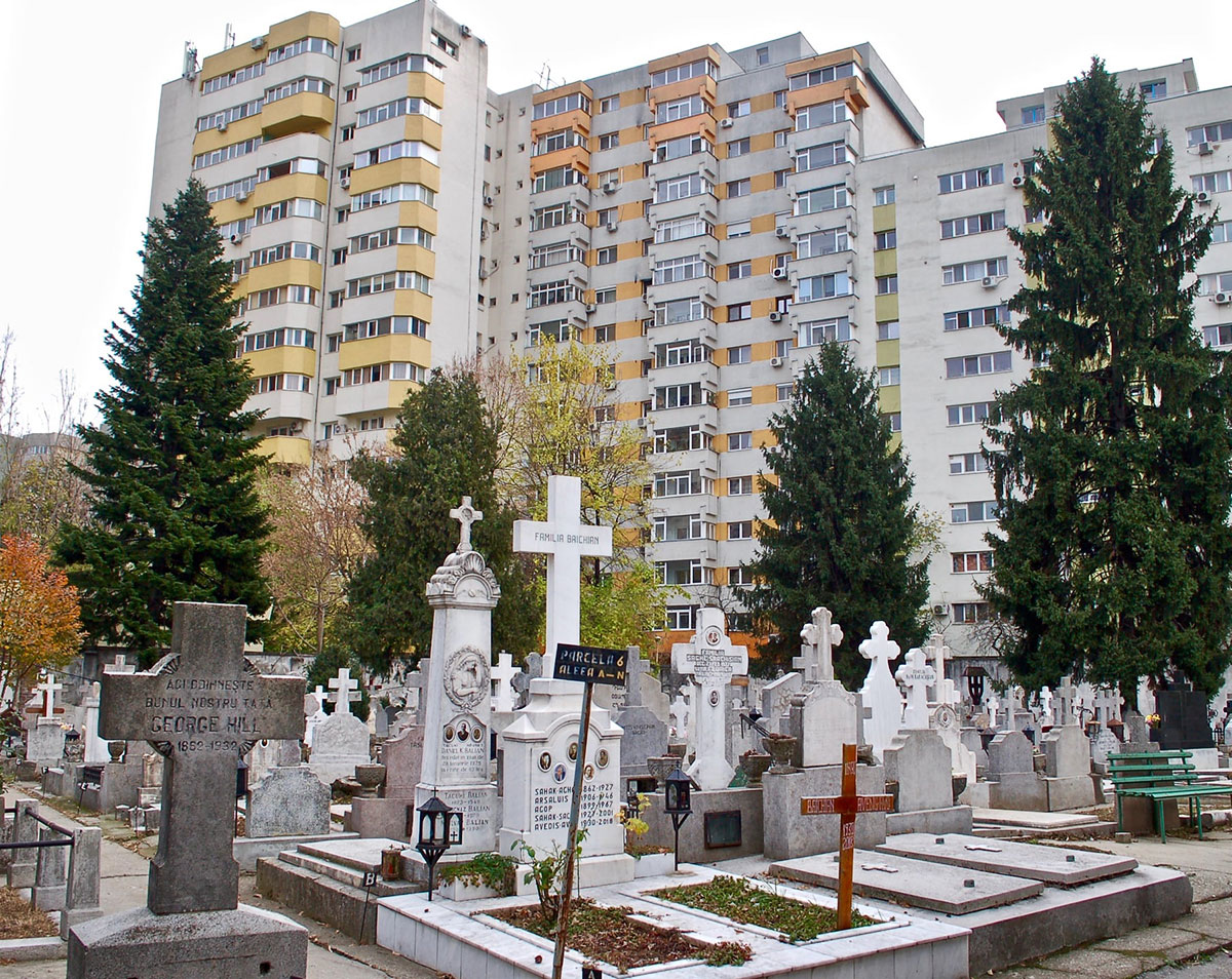 Friedhof mit Hochhäusern im Hintergrund