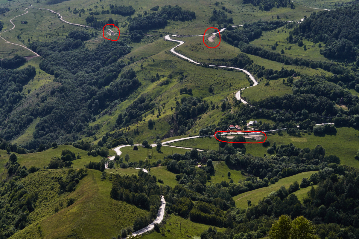 Berglandschaft mit Baustellen