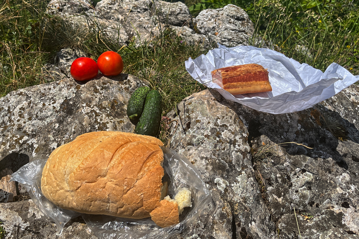 Brotzeit auf Felsen