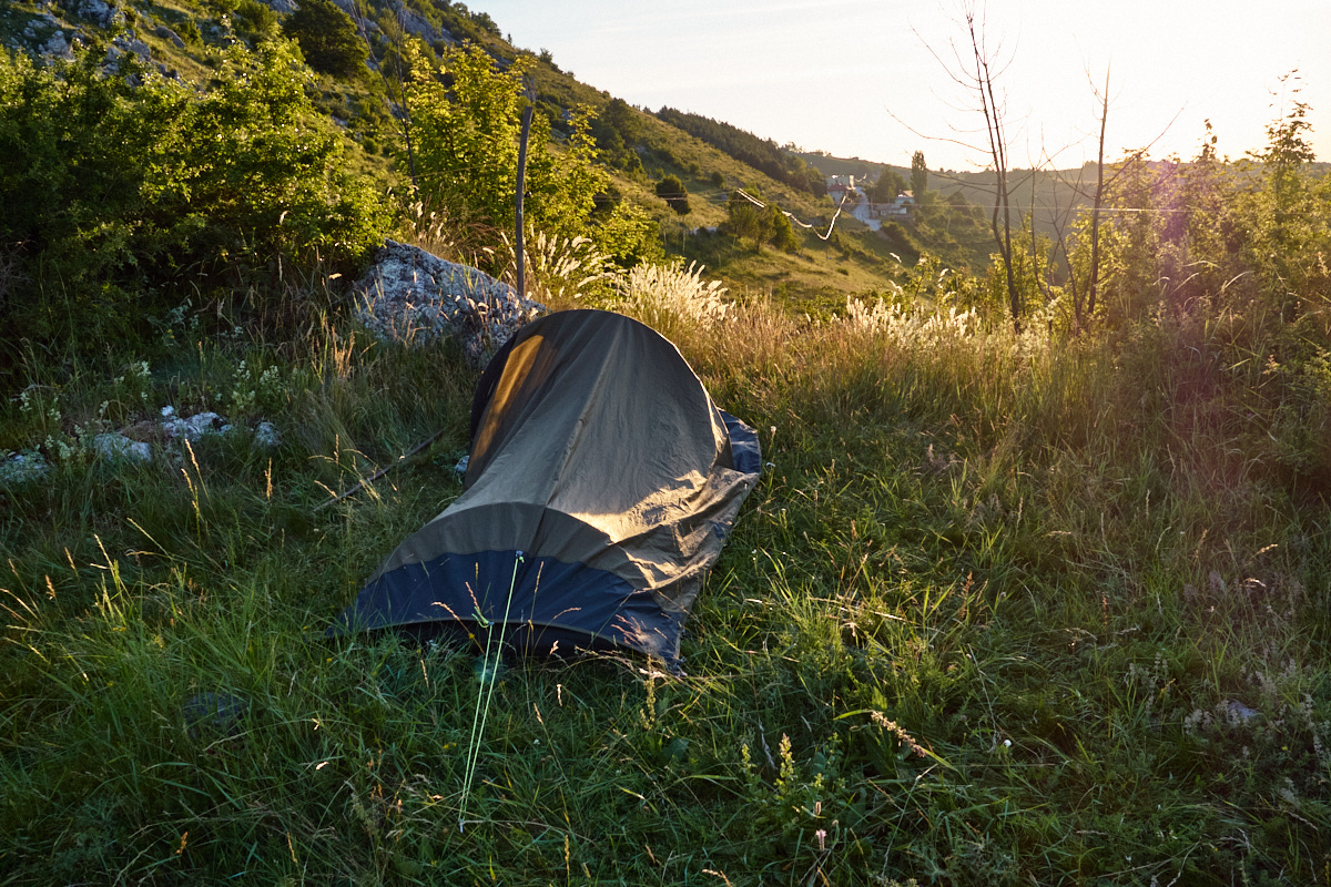 Zelt auf einer Wiese