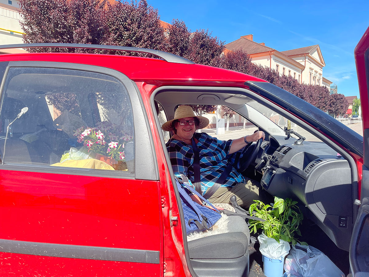 Gudrun im vollbepackten Auto