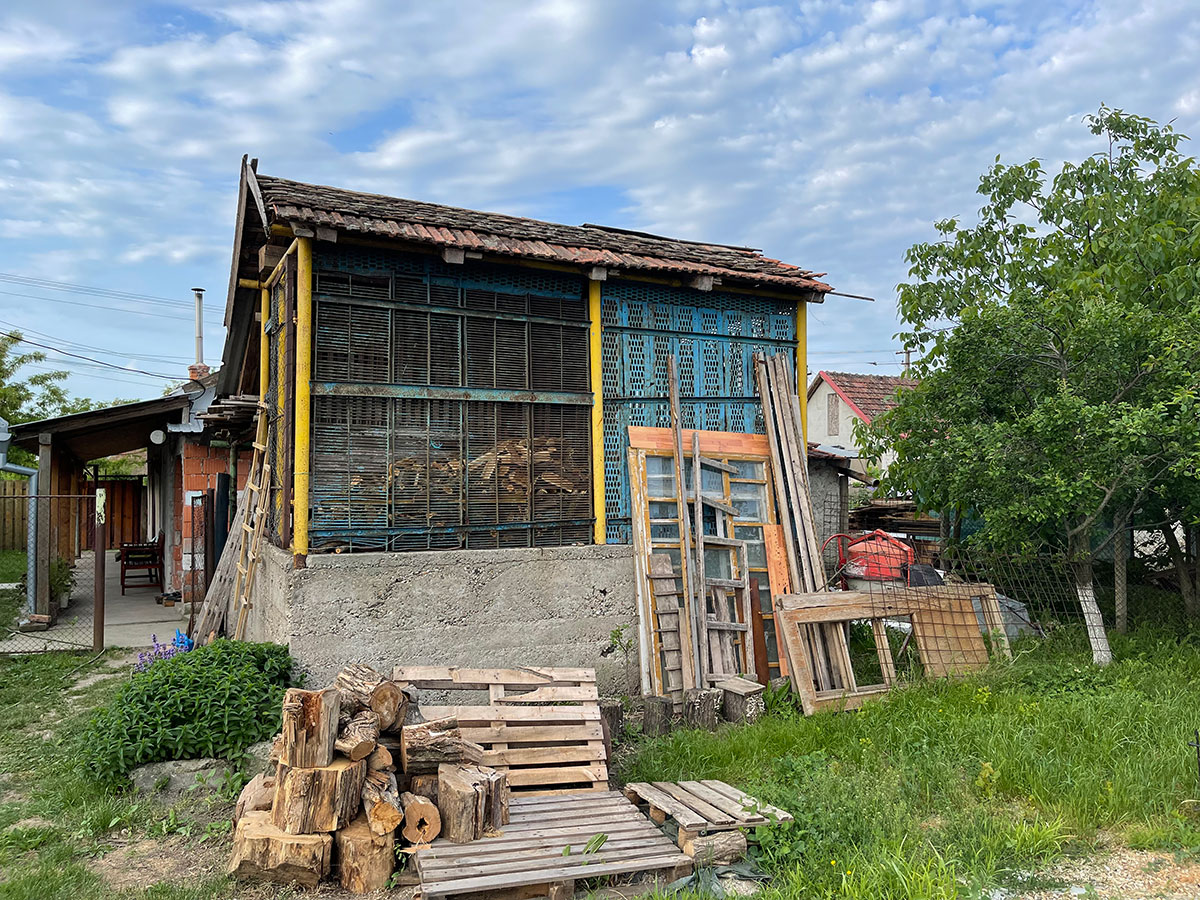 Maislager mit Holz gefüllt