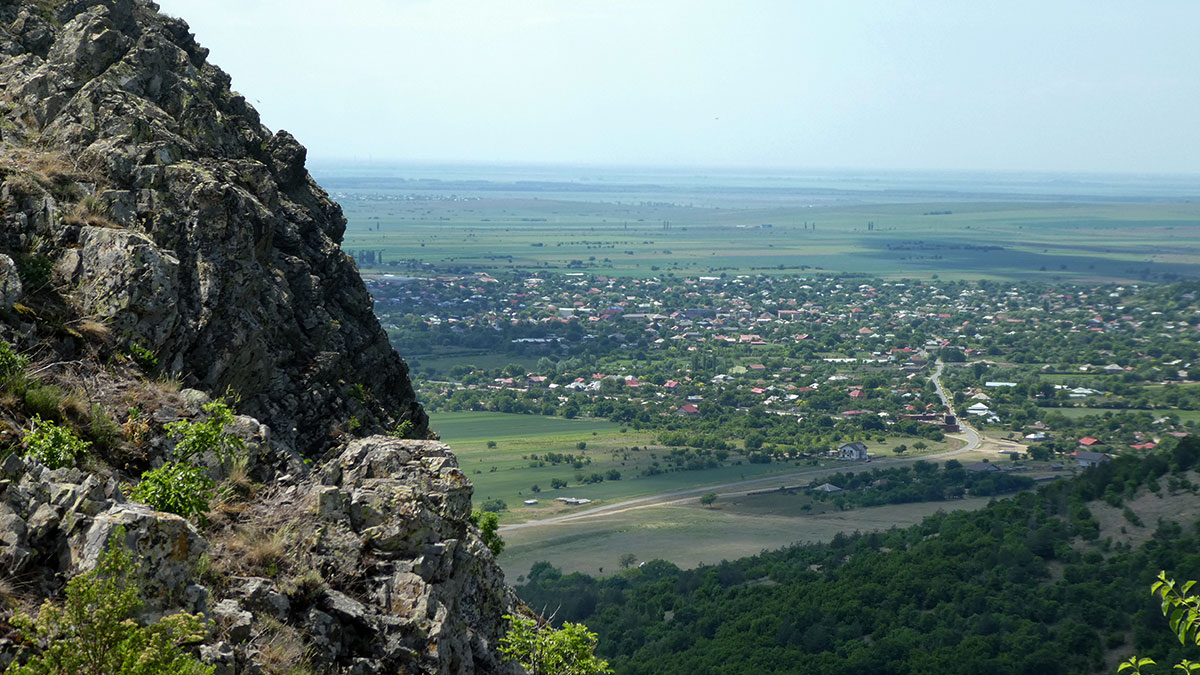 Blick vom Berg auf ein Dorf