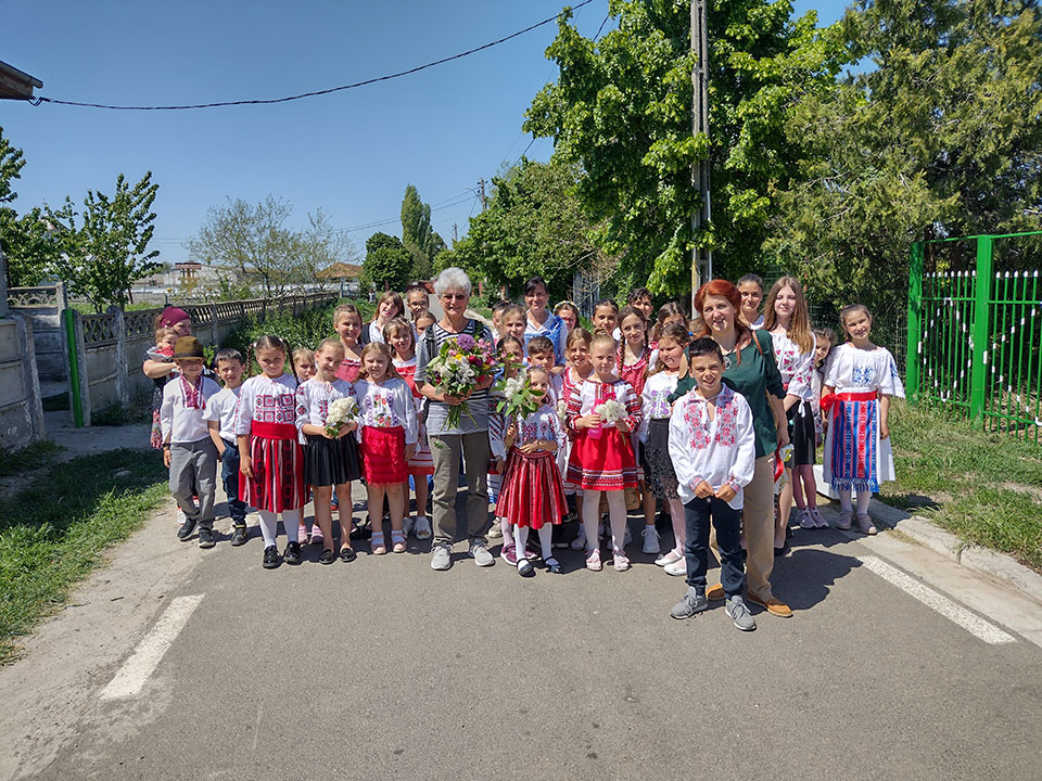 Kindergruppe auf Straße