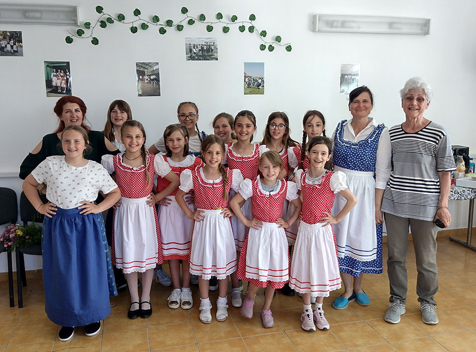 Kindergruppe mit Trachten