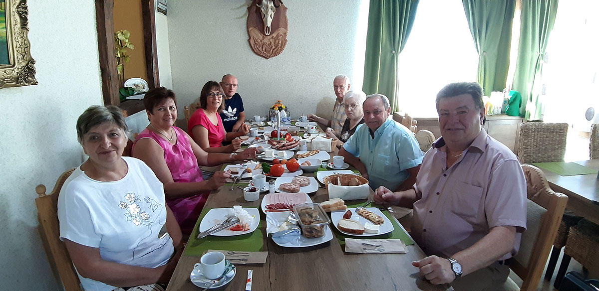 Gruppenfoto beim Essen