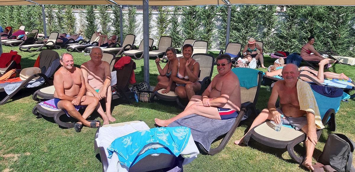 Menschen im Freibad sitzend