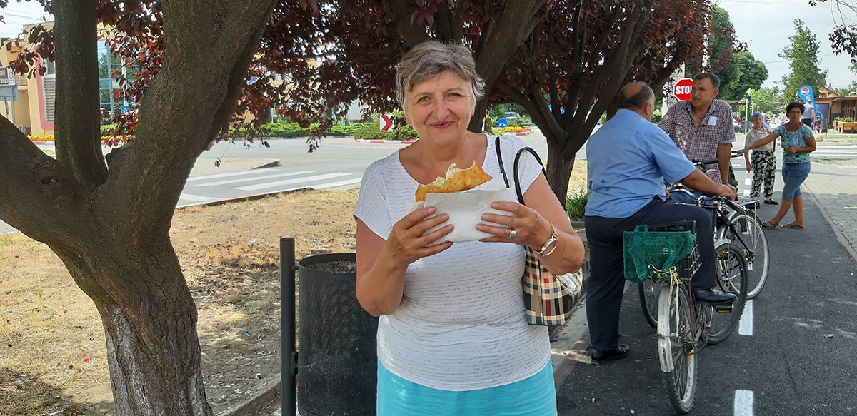 Frau mit Essen in der Hand