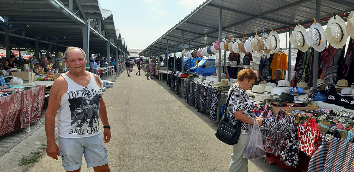 Mann steht vor Marktständen