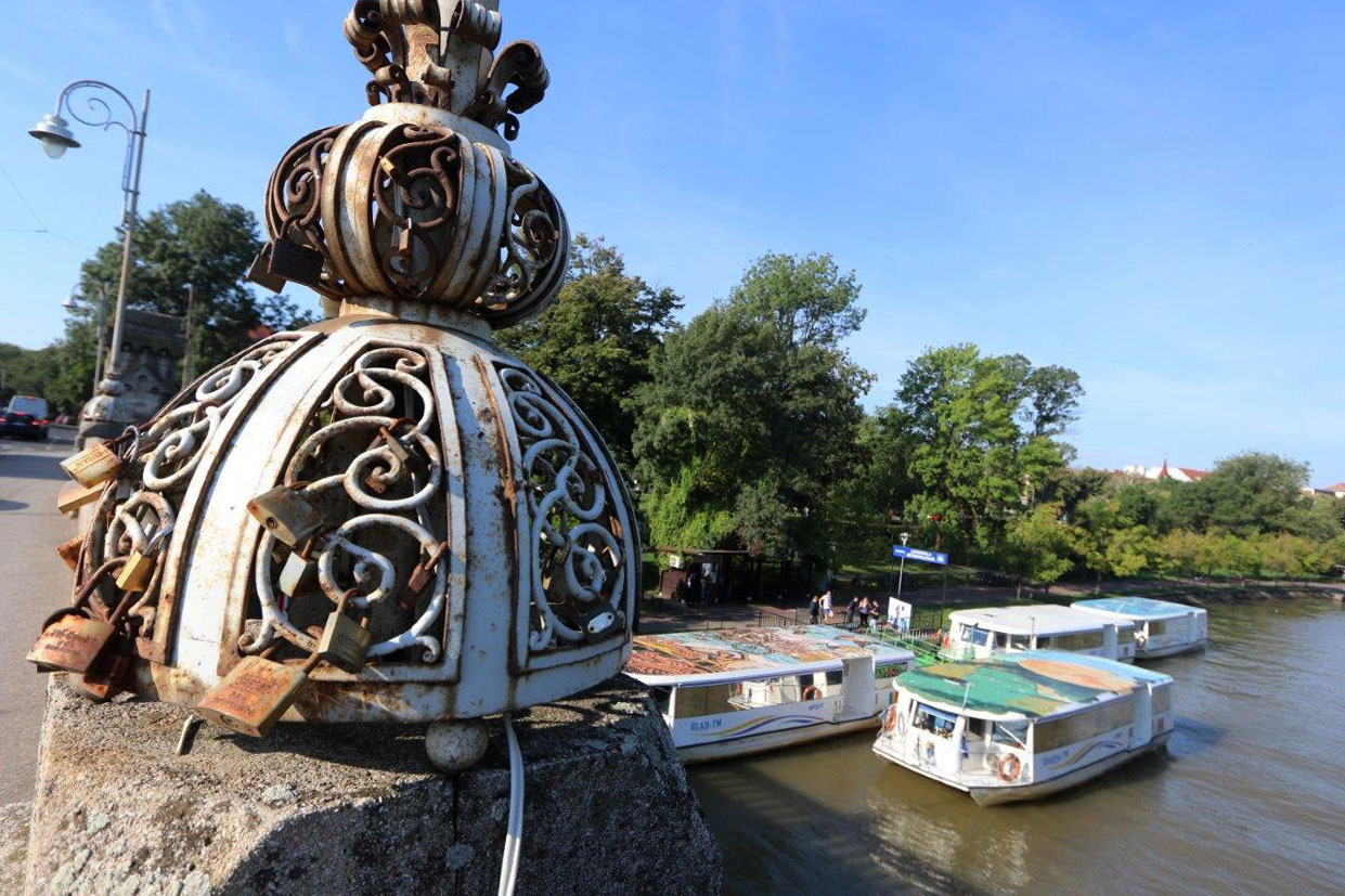 Skulptur auf Flussbrücke