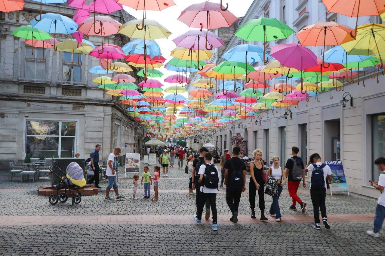 Fußgängerzone mit Regenschirmen