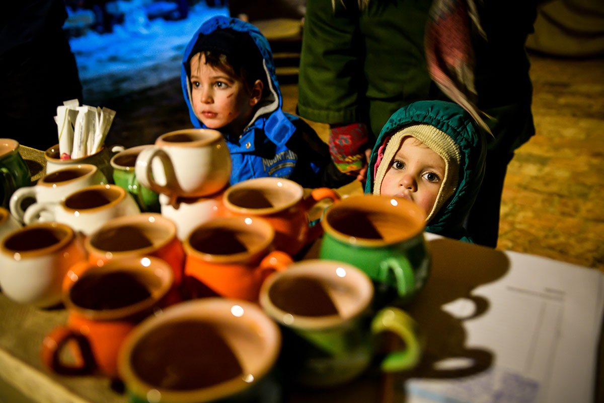 Kinderaugen am Keramikstand