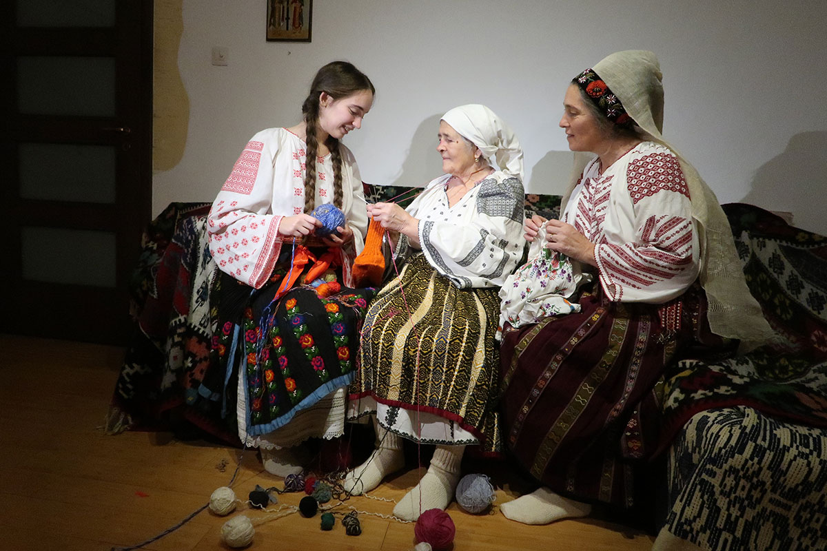 Silvia mit Oma und einer anderen Frau in Trachten