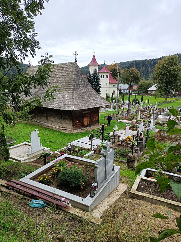 Holzkirche mit Friedhof