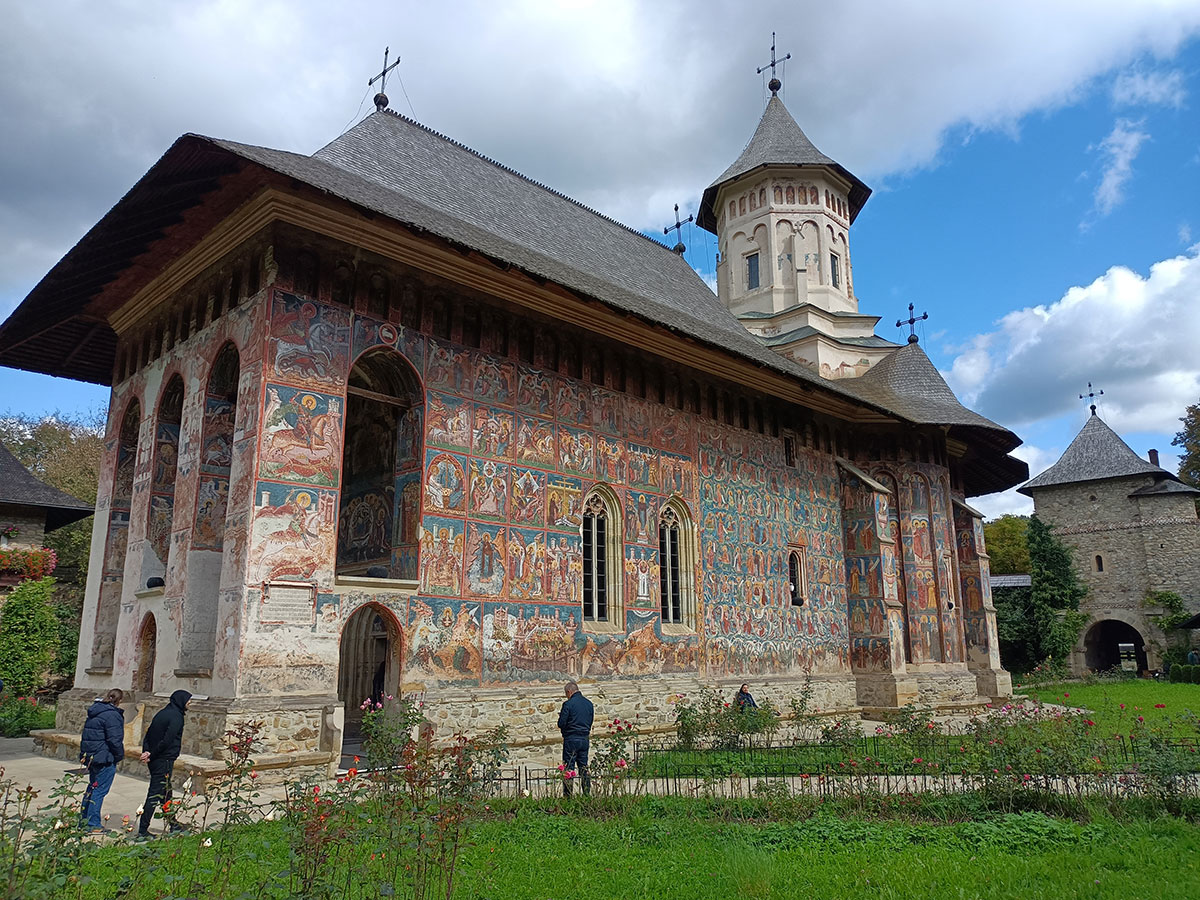 Klosterkirche mit Außenbemalung