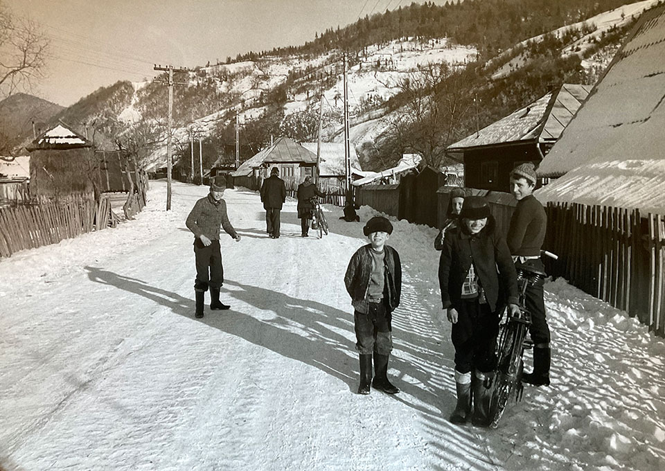 verschneite Dorfstraße