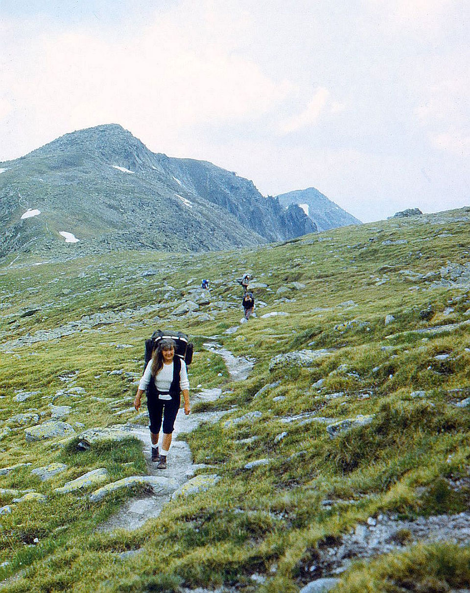 Menschen wandern in den Bergen