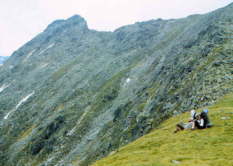 Menschen vor Bergkette