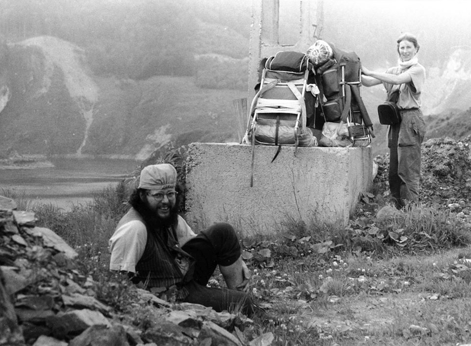 Pärchen mit Rucksack vor Felsen