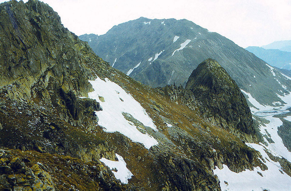 Berge mit Schneefeldern