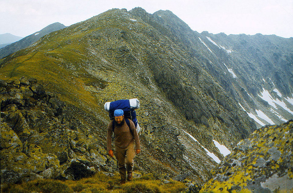 Mann mit Rucksack wandernd