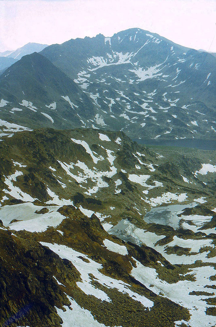 Berge mit Schneefeldern