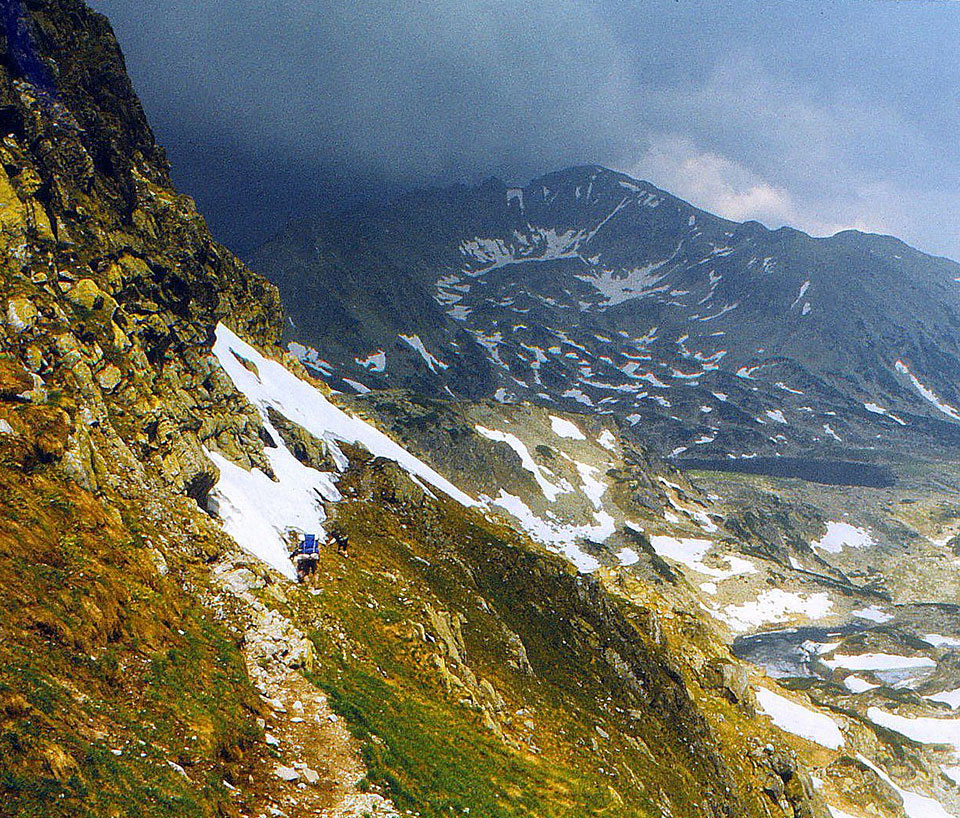 Berge mit Schneefeldern