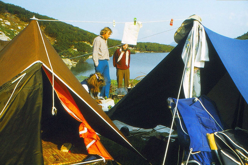 Zelte an einem Bergsee