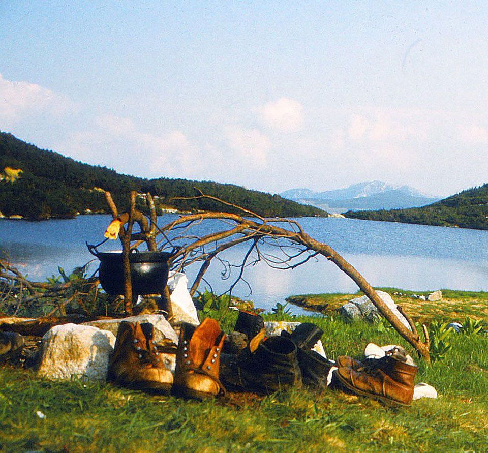 Feuerstelle an einem Bergsee