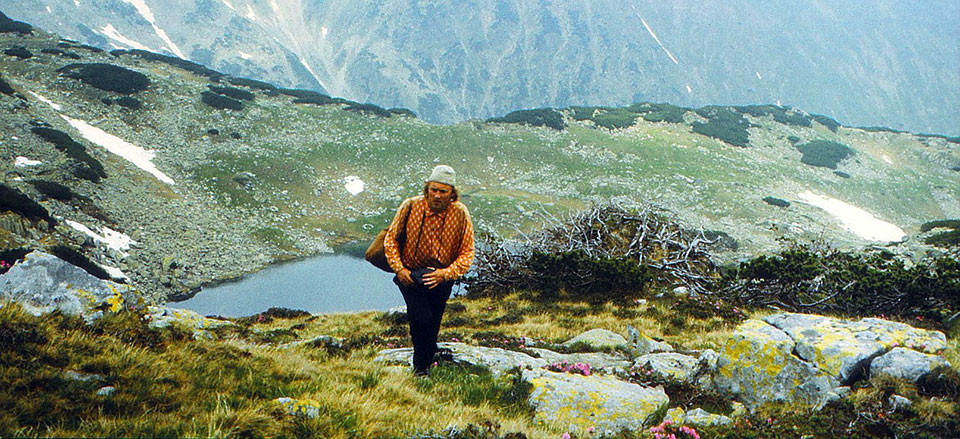 Mann wandert vor einem Bergsee