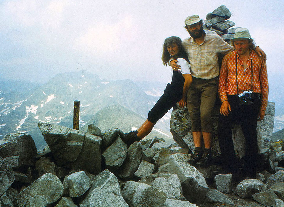 Wanderer stehen auf dem Gipfel