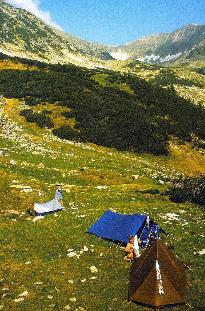 Zelte auf Bergwiese