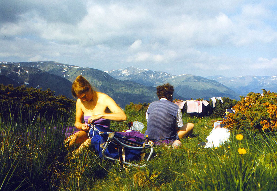 Menschen sitzen im Gras