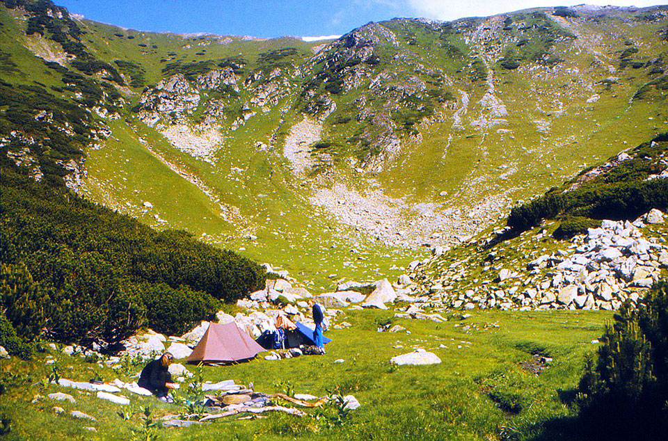 Zelte vor Berglandschaft
