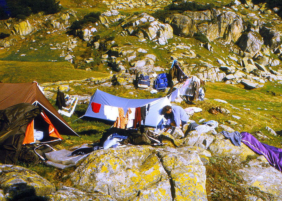 Zelte auf einer Bergwiese