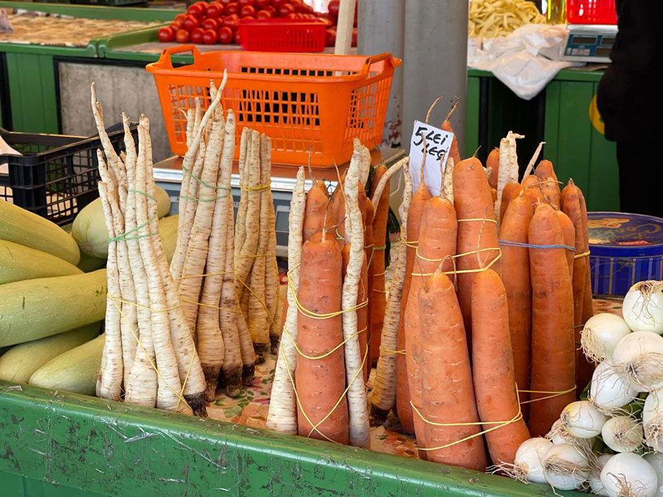 Erbsen, Zwiebeln und Kräuter an einem Gemüseverkaufsstand