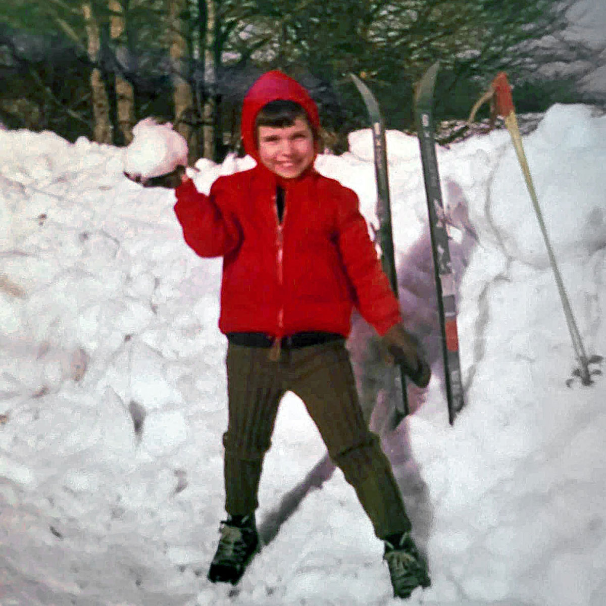 lachendes Mädchen mit Schnee in der Hand